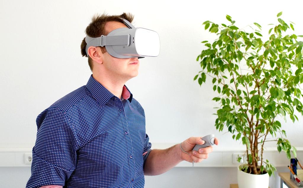 Area VR con tute aptiche e feedback tattile